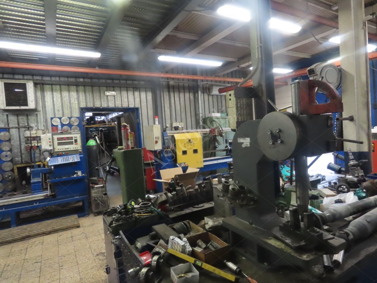 Capannone industriale con piano soppalcato ed area esterna in Lomagna