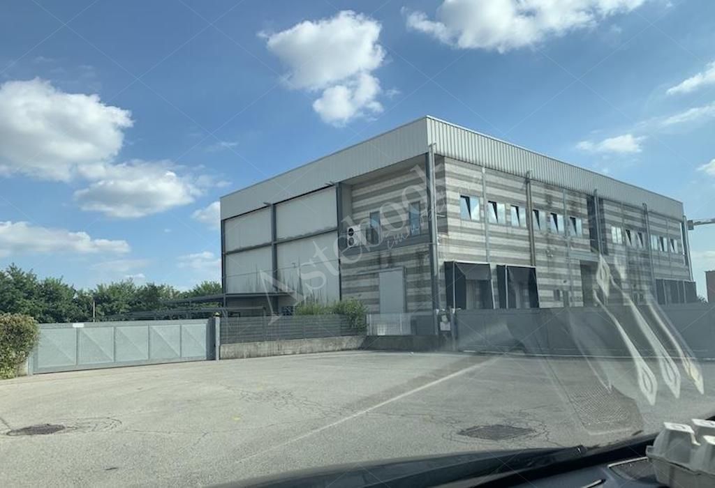 Capannone per deposito e stoccaggio alimentare con celle frigorifere e terreno in Sant�Elena 