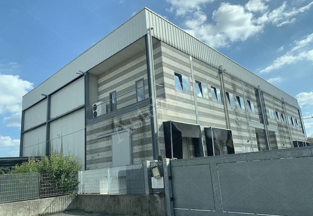 Capannone per deposito e stoccaggio alimentare con celle frigorifere e terreno in Sant�Elena 