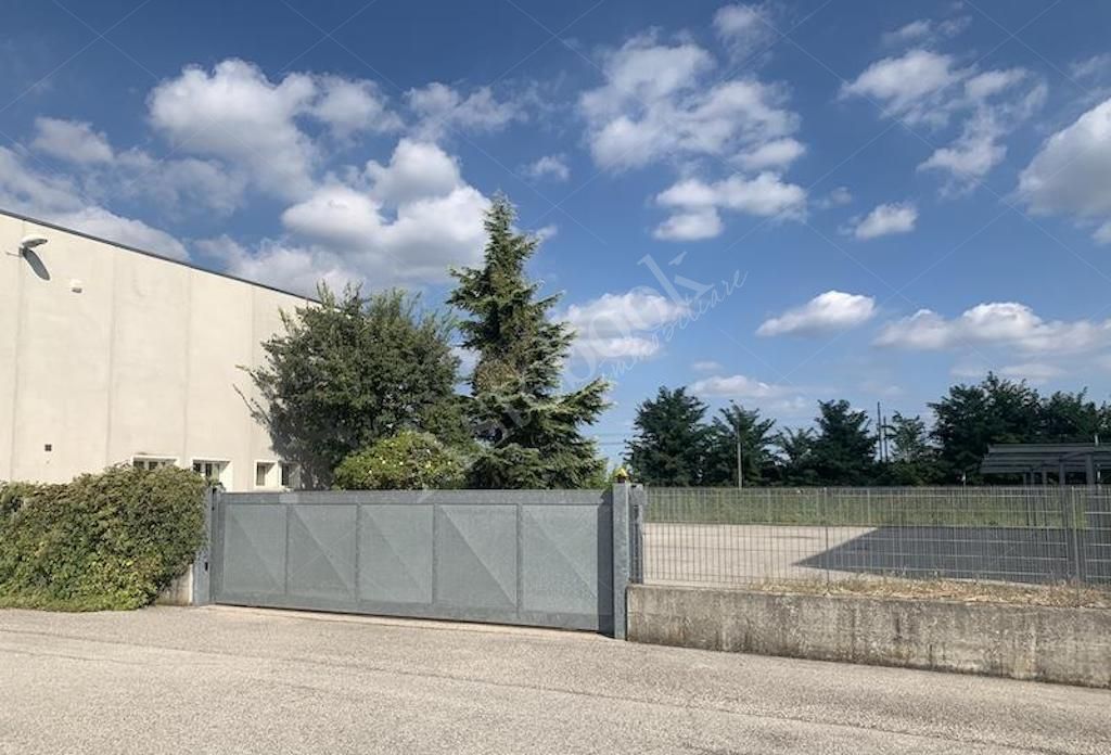 Capannone per deposito e stoccaggio alimentare con celle frigorifere e terreno in Sant�Elena 