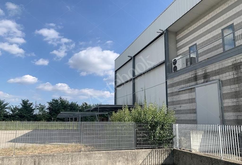 Capannone per deposito e stoccaggio alimentare con celle frigorifere e terreno in Sant�Elena 