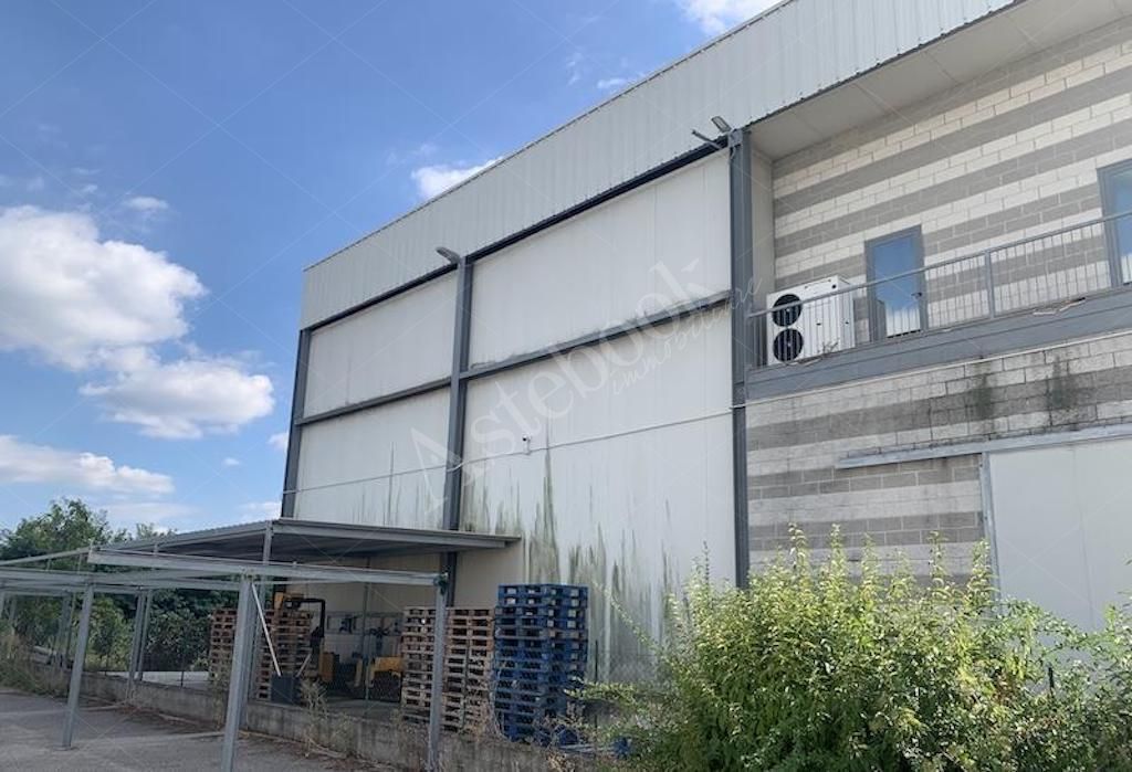 Capannone per deposito e stoccaggio alimentare con celle frigorifere e terreno in Sant�Elena 
