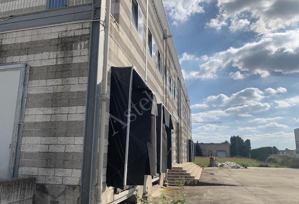 Capannone per deposito e stoccaggio alimentare con celle frigorifere e terreno in Sant�Elena 