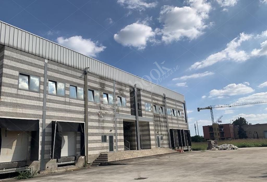Capannone per deposito e stoccaggio alimentare con celle frigorifere e terreno in Sant�Elena 