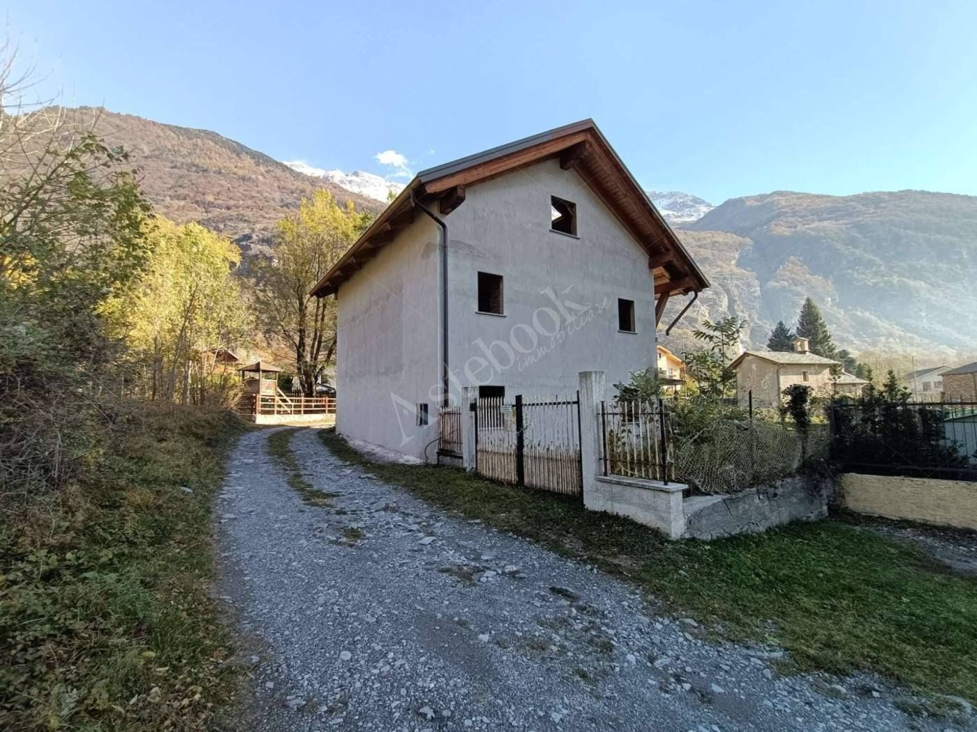 Casa indipendente al rustico con cortile e terreno in Novalesa