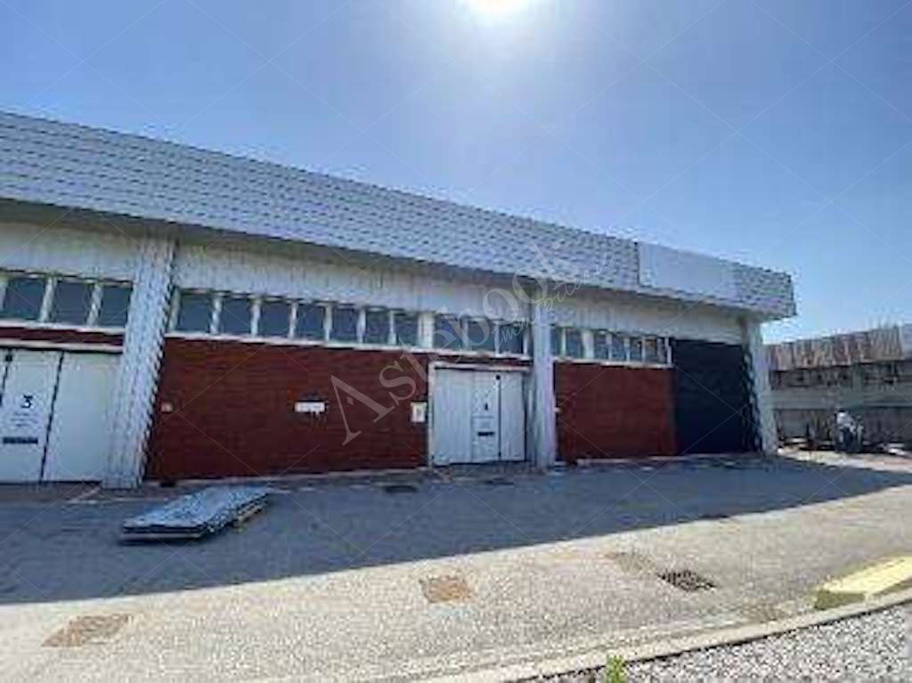 Capannone - laboratorio indipendente con uffici e ampio piazzale in Spinea 