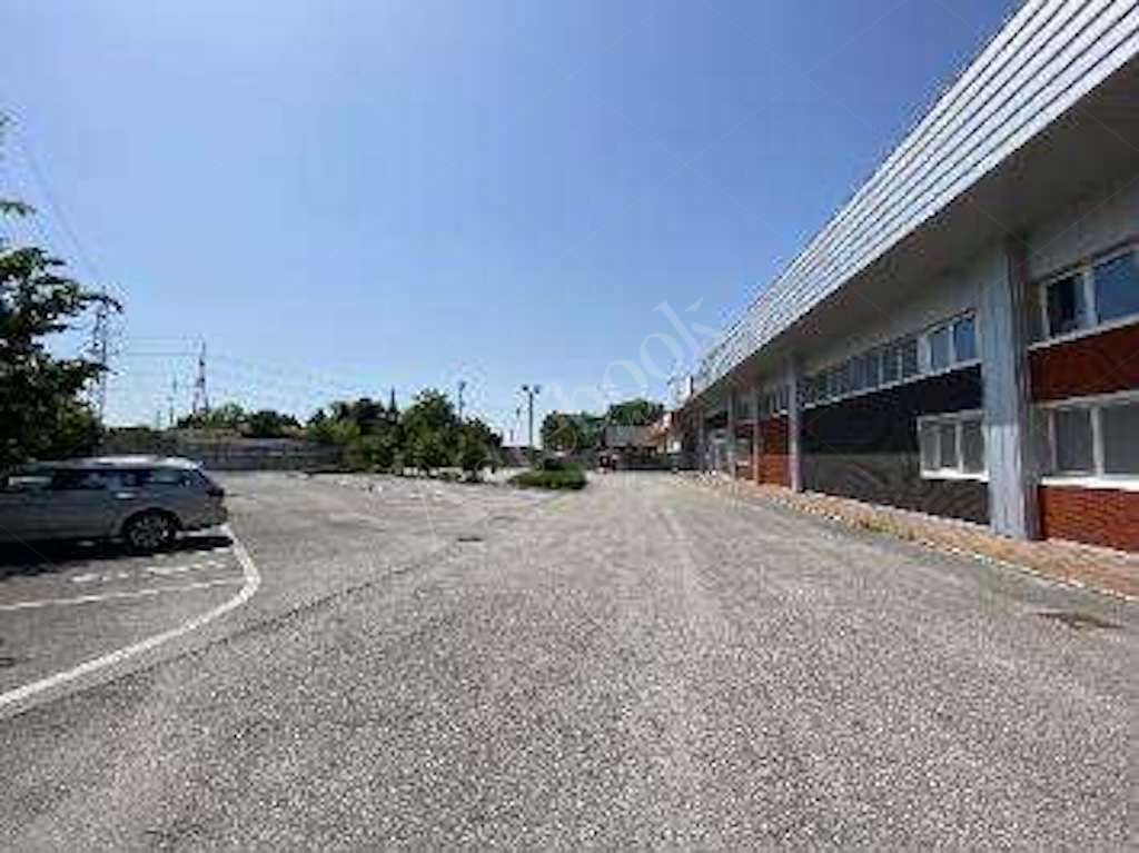 Capannone - laboratorio indipendente con uffici e ampio piazzale in Spinea 