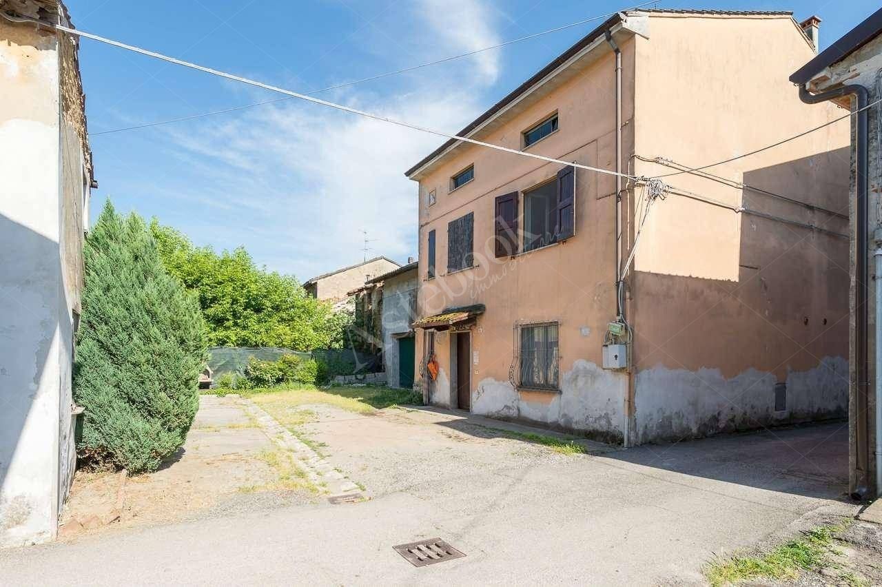 Porzione di casa autonoma al piano terra con autorimessa in Scandolara Ripa d�Oglio