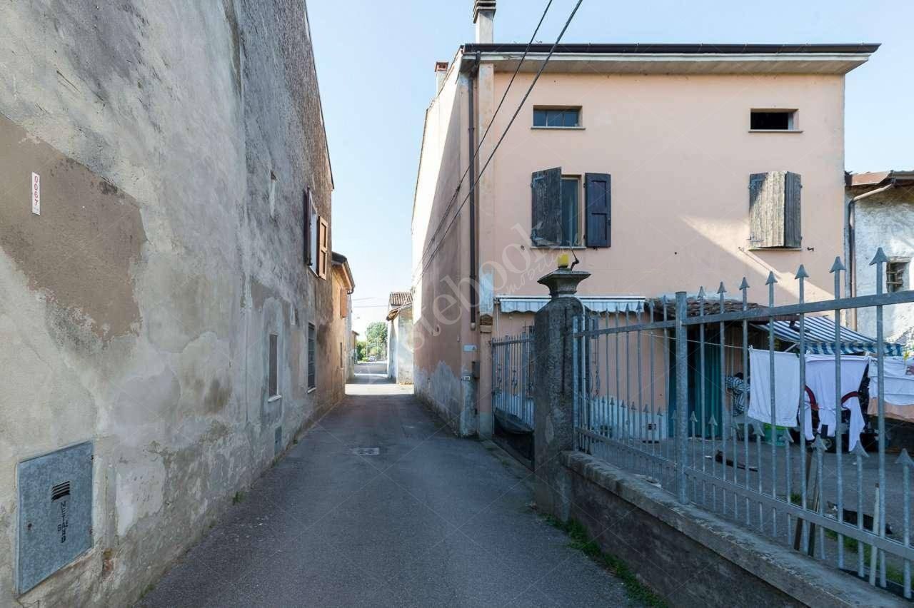 Porzione di casa autonoma al piano terra con autorimessa in Scandolara Ripa d�Oglio