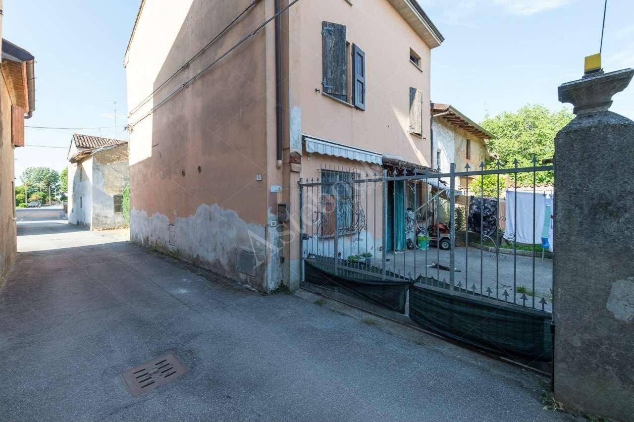 Porzione di casa autonoma al piano terra con autorimessa in Scandolara Ripa d�Oglio