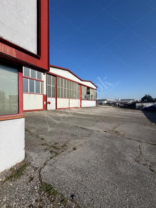 Capannone industriale con palazzina uffici e area pertinenziale in Martellago
