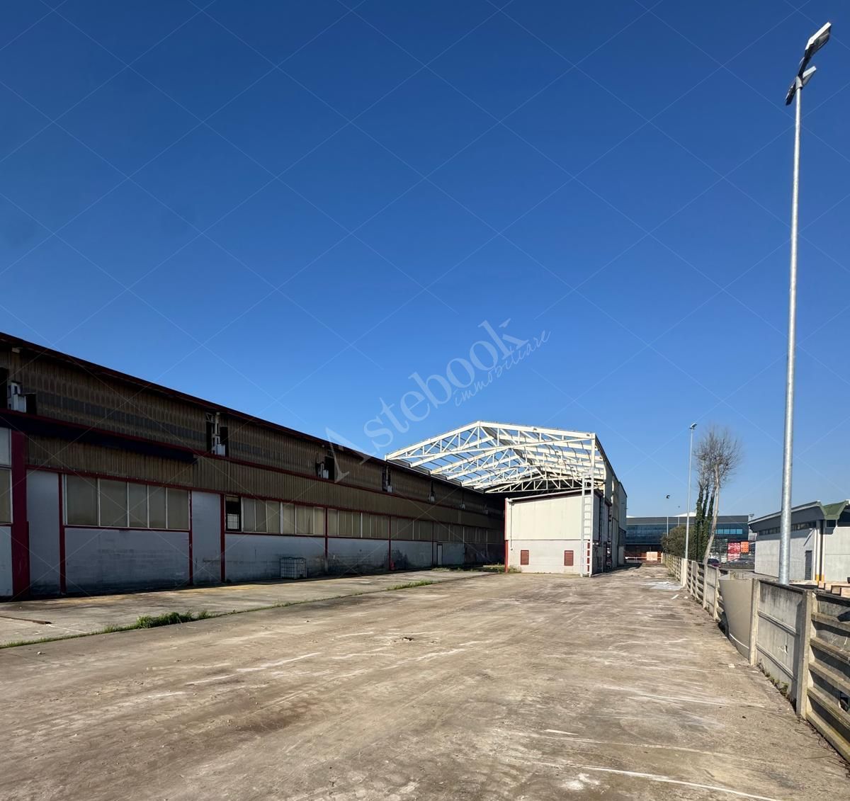 Capannone industriale con palazzina uffici e area pertinenziale in Martellago