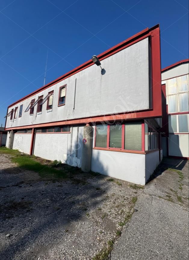 Capannone industriale con palazzina uffici e area pertinenziale in Martellago