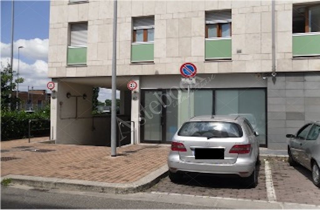 Ufficio al piano terra con otto posti auto coperti in Firenze