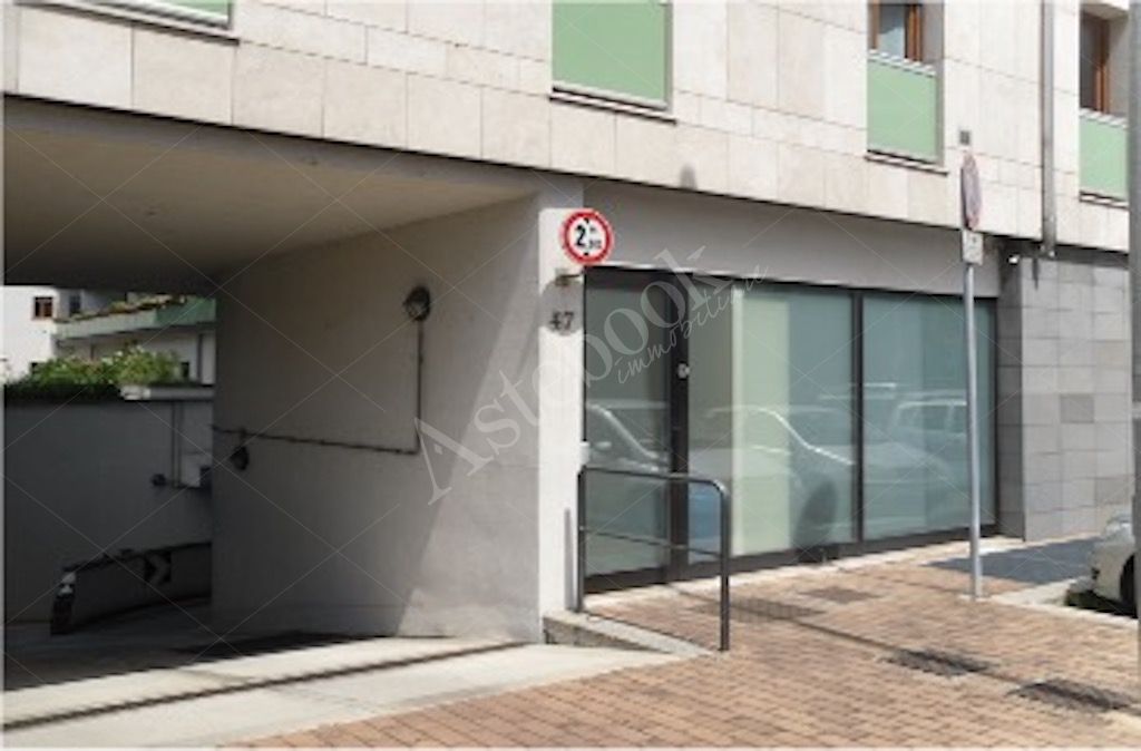 Ufficio al piano terra con otto posti auto coperti in Firenze