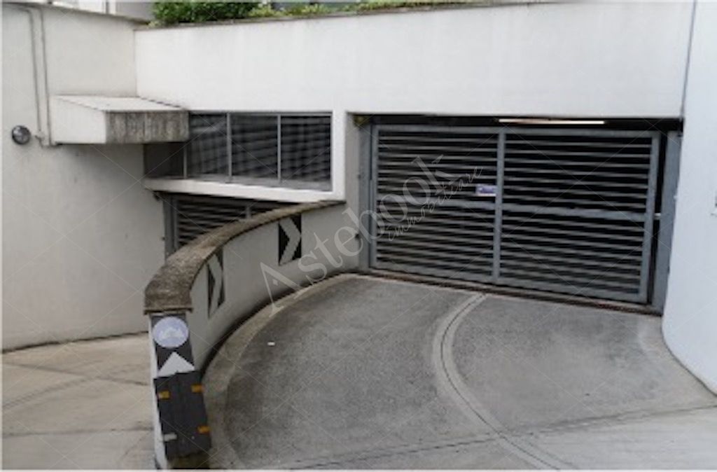 Ufficio al piano terra con otto posti auto coperti in Firenze