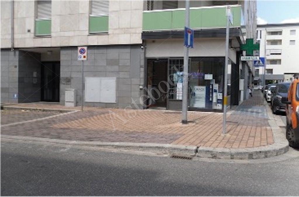 Ufficio al piano terra con otto posti auto coperti in Firenze