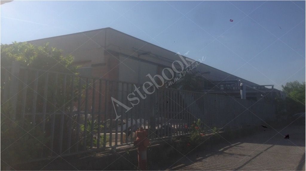 Due unit� immobiliari confinanti a destinazione artiginale - commerciale in Certosa di Pavia
