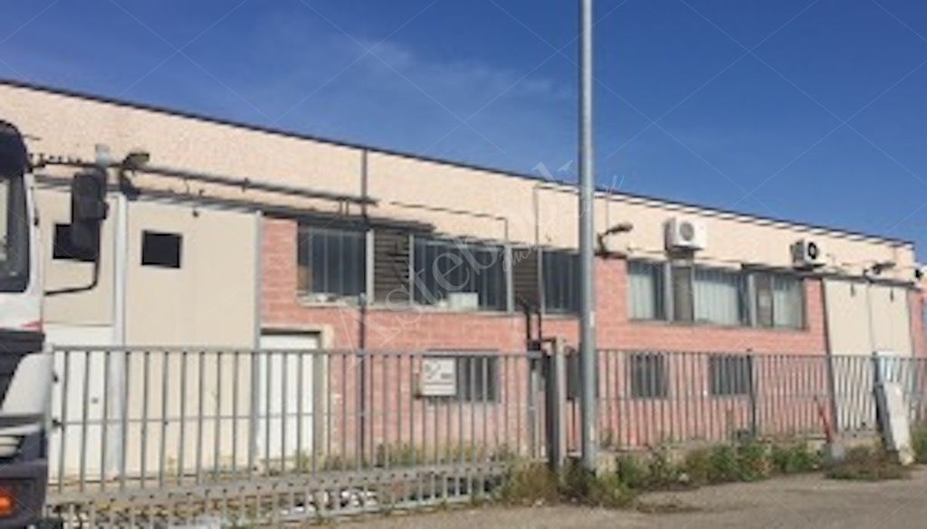 Due unit� immobiliari confinanti a destinazione artiginale - commerciale in Certosa di Pavia