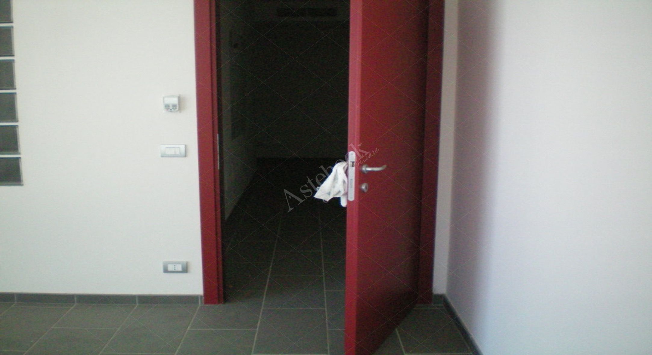 Ufficio al primo piano con posto auto coperto in Olbia