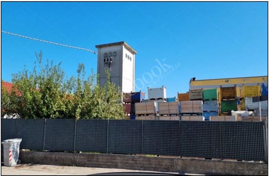 Capannone con uffici e area pertinenziale in Gradara