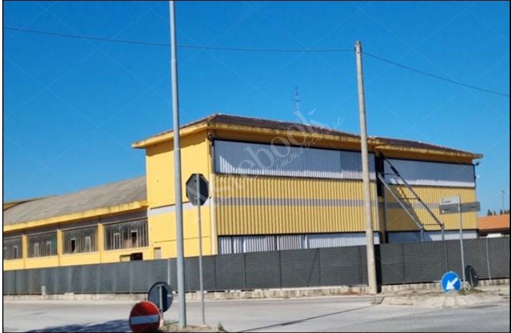 Capannone con uffici e area pertinenziale in Gradara