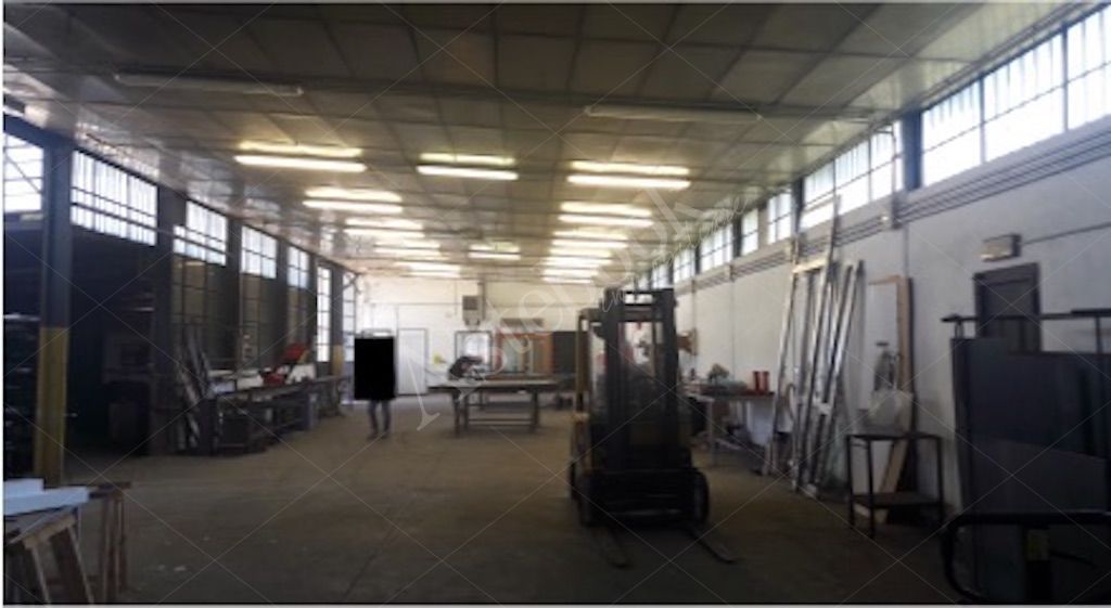 Capannone a destinazione produttiva con area pertinenziale in Torino