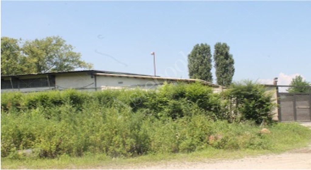 Capannone a destinazione produttiva con area pertinenziale in Torino