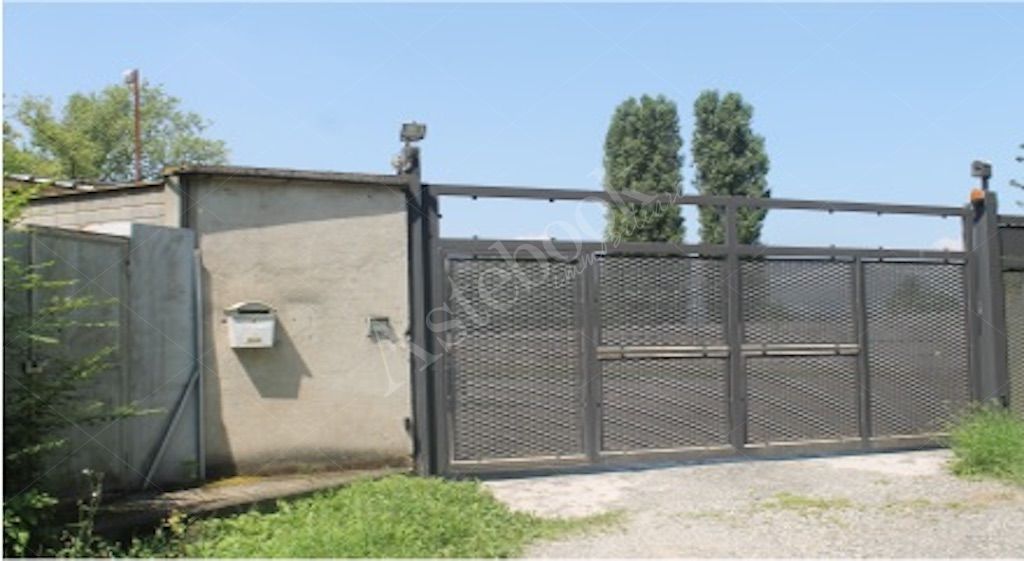Capannone a destinazione produttiva con area pertinenziale in Torino