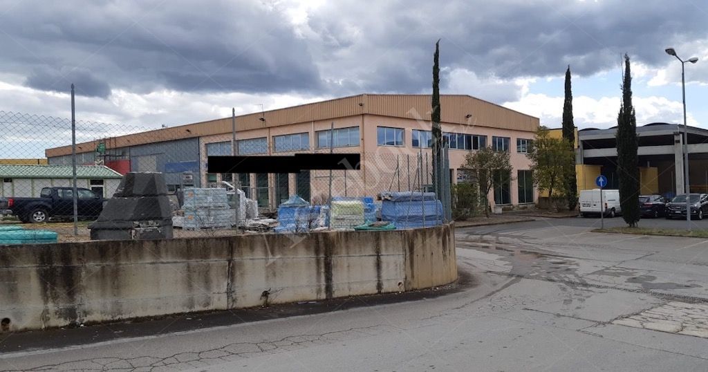 Capannone commerciale con area magazzino ed espositiva in Gavorrano