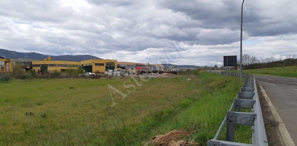 Capannone commerciale con area magazzino ed espositiva in Gavorrano