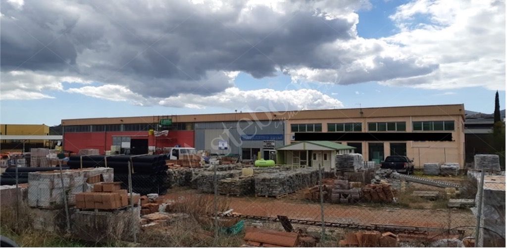 Capannone commerciale con area magazzino ed espositiva in Gavorrano