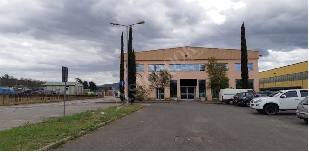 Capannone commerciale con area magazzino ed espositiva in Gavorrano