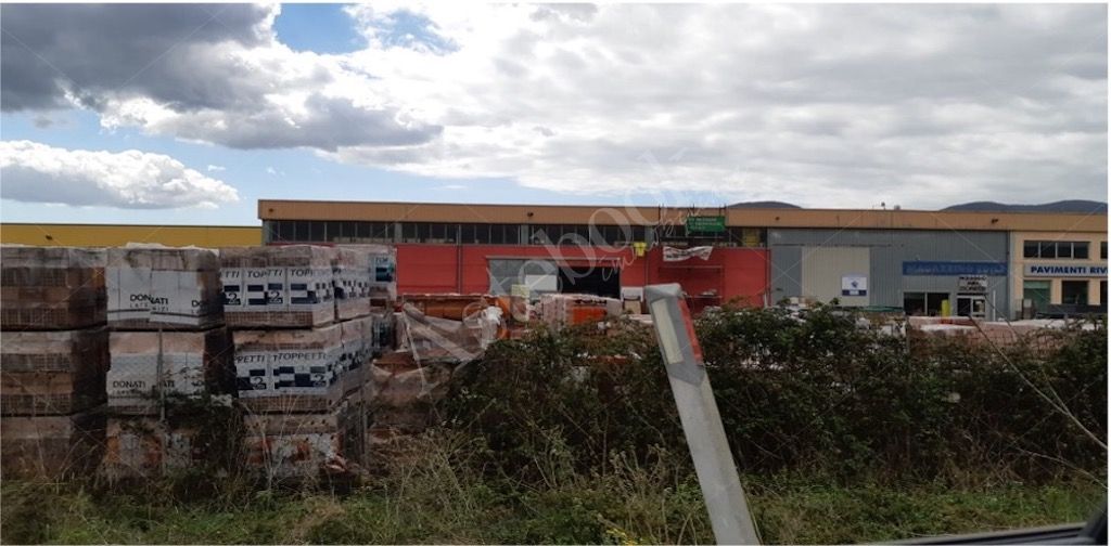 Capannone commerciale con area magazzino ed espositiva in Gavorrano