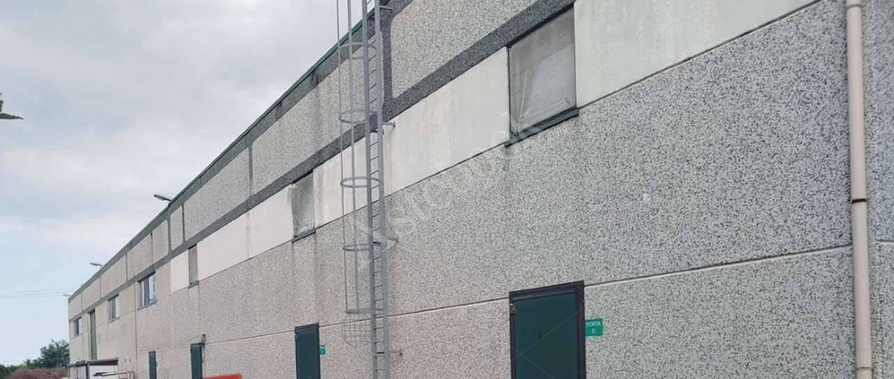 Porzione di capannone industriale con piazzale pertinenziale in Notaresco