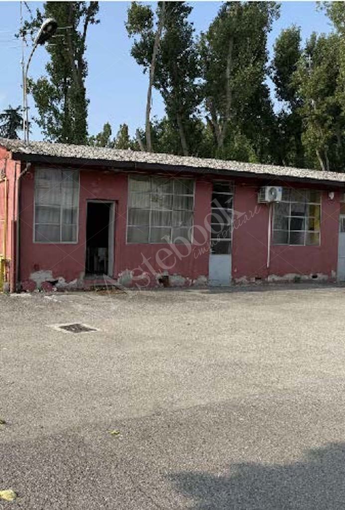 Compendio immobiliare a destinazione produttiva costituito da capannone con annessi uffici in Settala