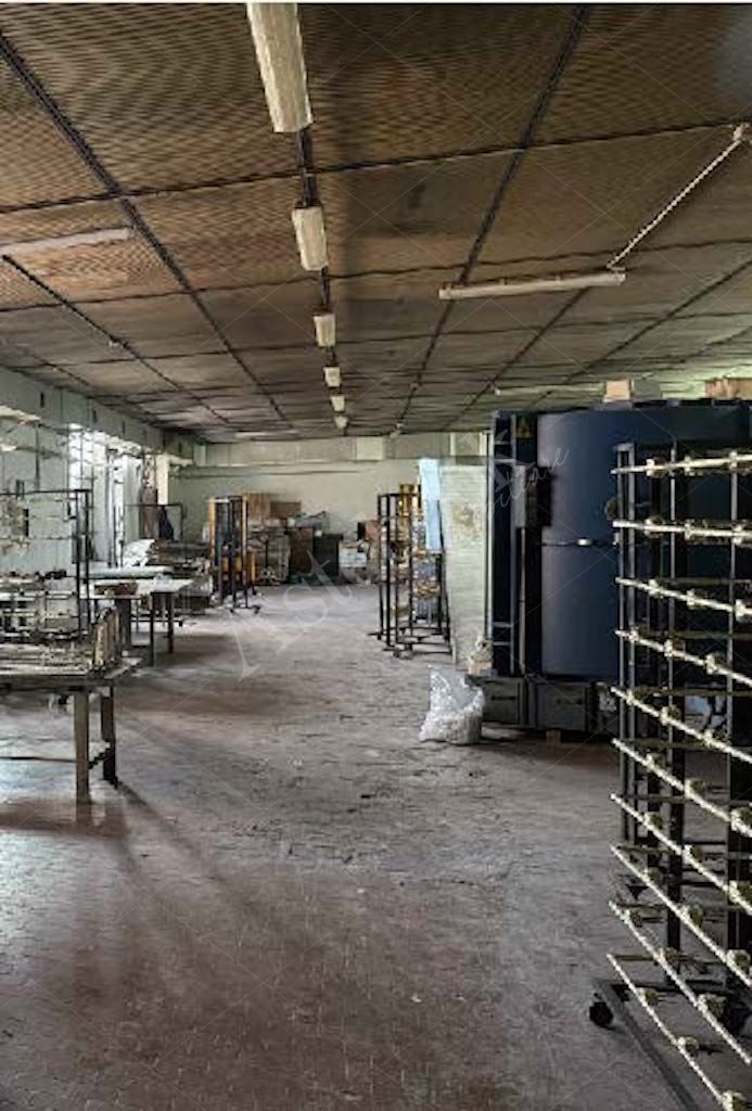 Compendio immobiliare a destinazione produttiva costituito da capannone con annessi uffici in Settala