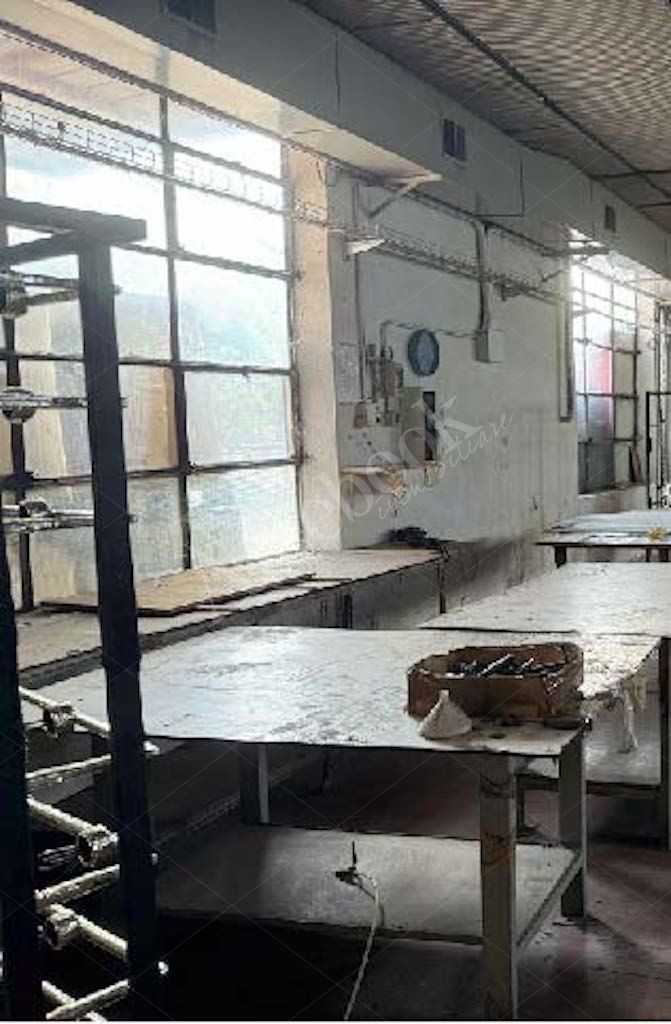 Compendio immobiliare a destinazione produttiva costituito da capannone con annessi uffici in Settala