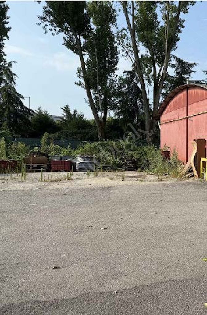 Compendio immobiliare a destinazione produttiva costituito da capannone con annessi uffici in Settala