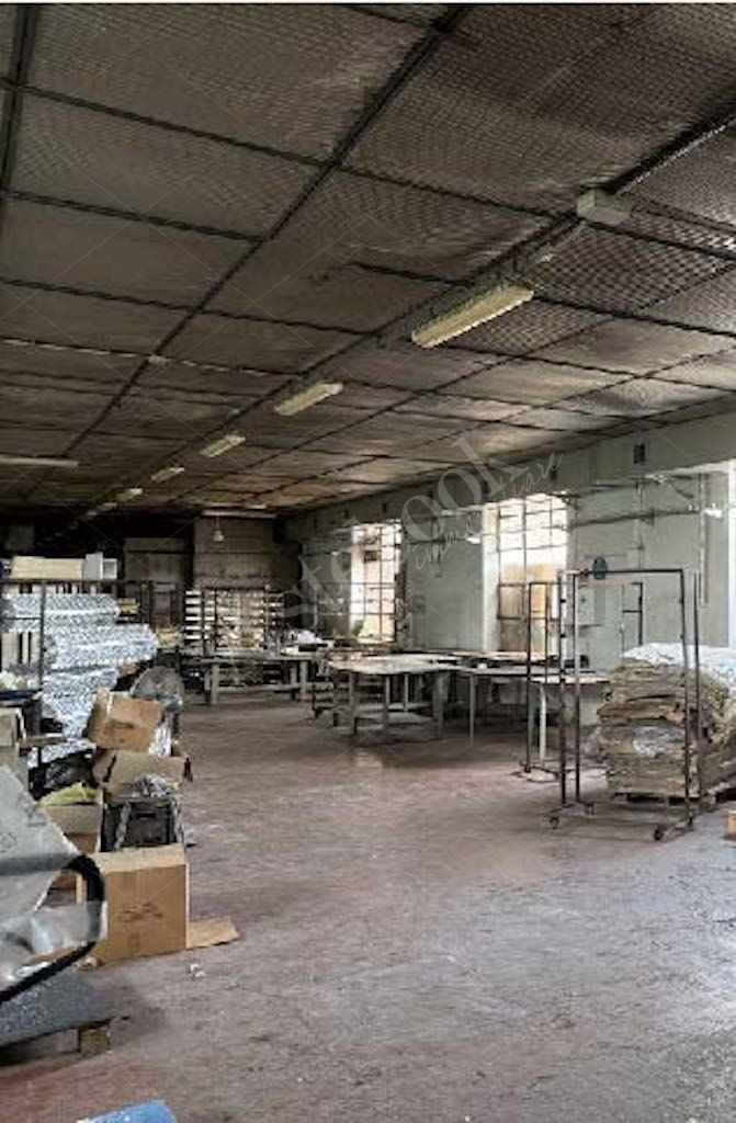Compendio immobiliare a destinazione produttiva costituito da capannone con annessi uffici in Settala