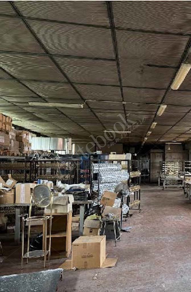 Compendio immobiliare a destinazione produttiva costituito da capannone con annessi uffici in Settala