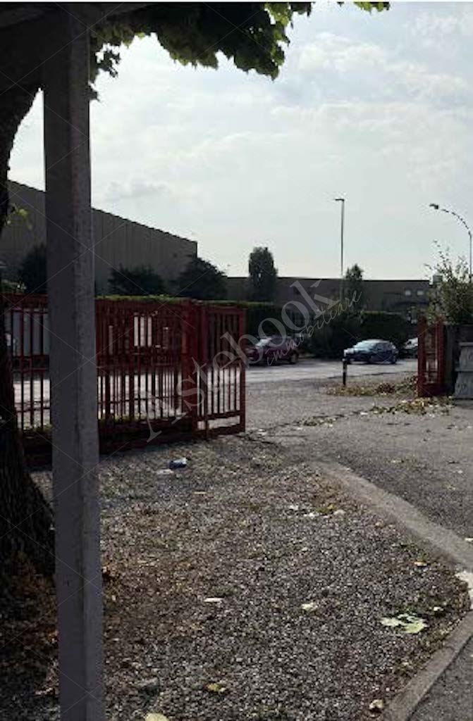 Compendio immobiliare a destinazione produttiva costituito da capannone con annessi uffici in Settala
