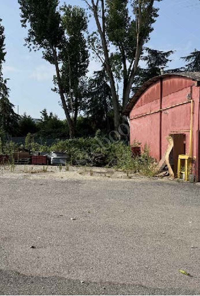 Compendio immobiliare a destinazione produttiva costituito da capannone con annessi uffici in Settala