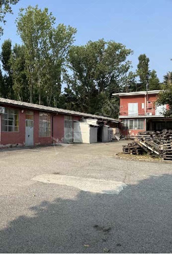 Compendio immobiliare a destinazione produttiva costituito da capannone con annessi uffici in Settala