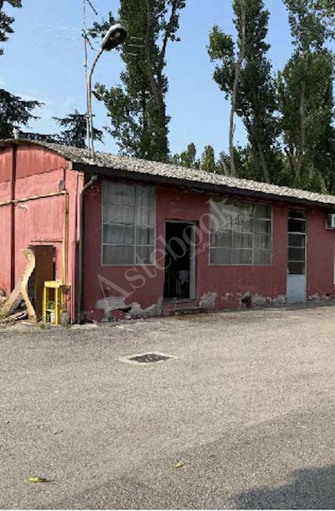 Compendio immobiliare a destinazione produttiva costituito da capannone con annessi uffici in Settala