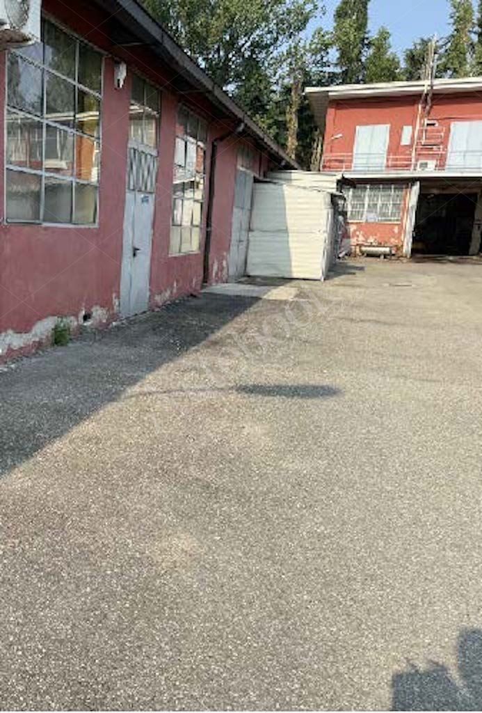Compendio immobiliare a destinazione produttiva costituito da capannone con annessi uffici in Settala