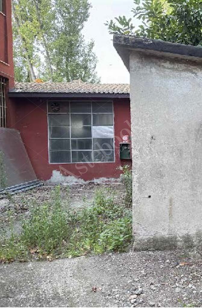 Compendio immobiliare a destinazione produttiva costituito da capannone con annessi uffici in Settala