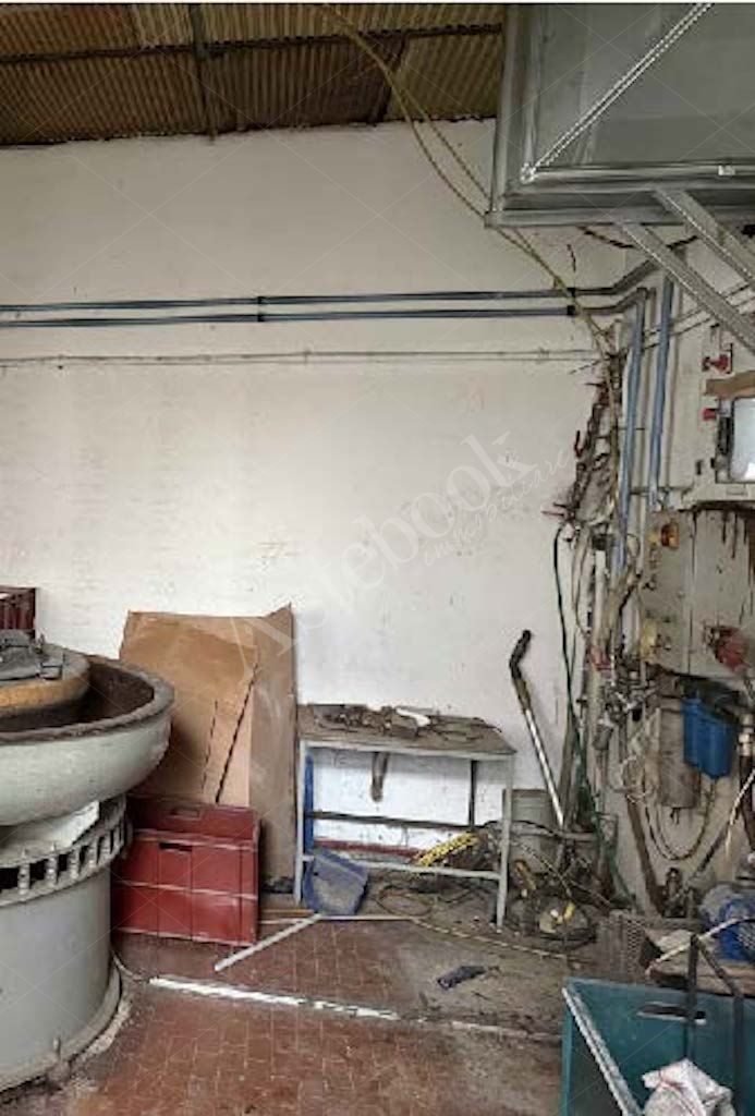 Compendio immobiliare a destinazione produttiva costituito da capannone con annessi uffici in Settala