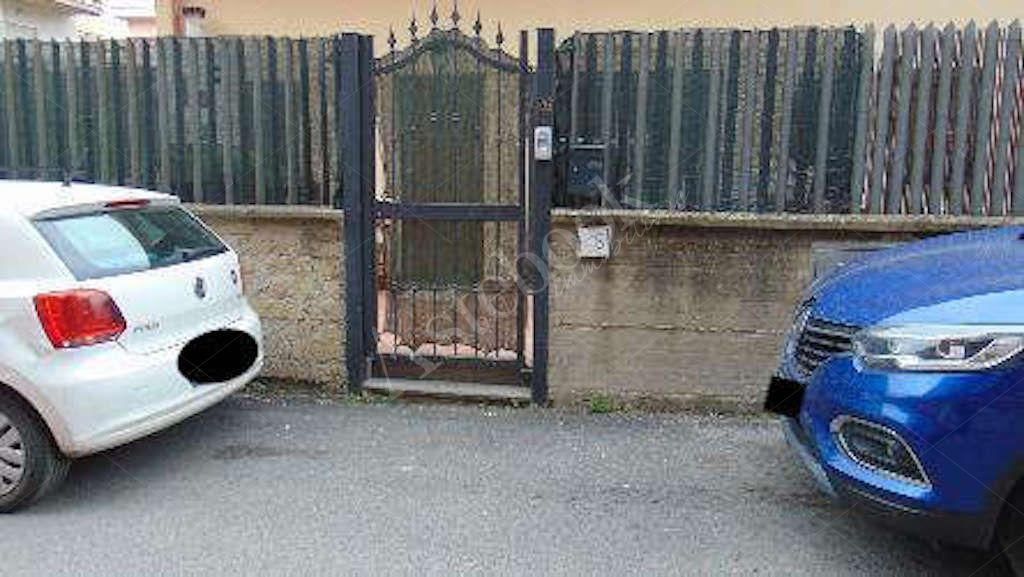 Laboratorio artigianale con area esterna e posto auto in Roma