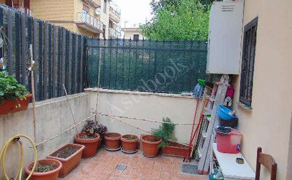 Laboratorio artigianale con area esterna e posto auto in Roma